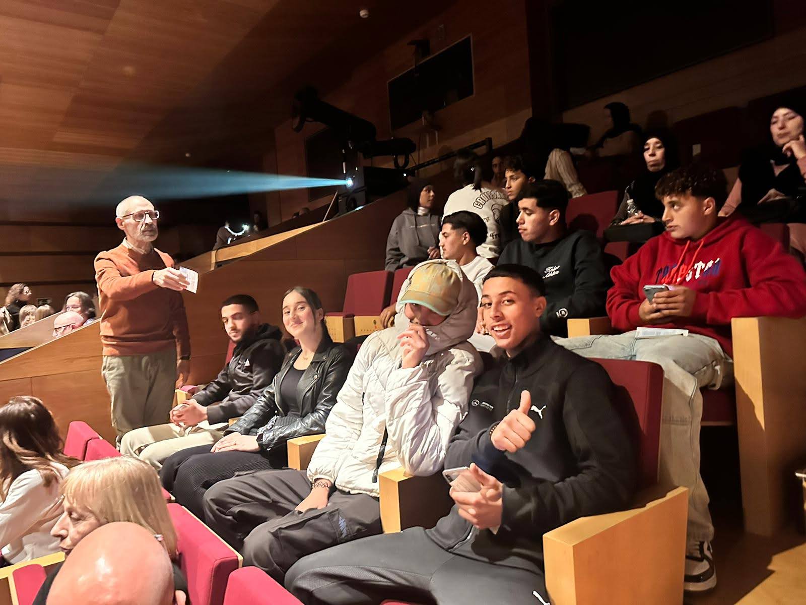 En este momento estás viendo 2/5 Una tarde en el teatro